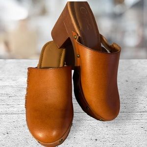 ** NWOT C COMFORT Studded Clogs
